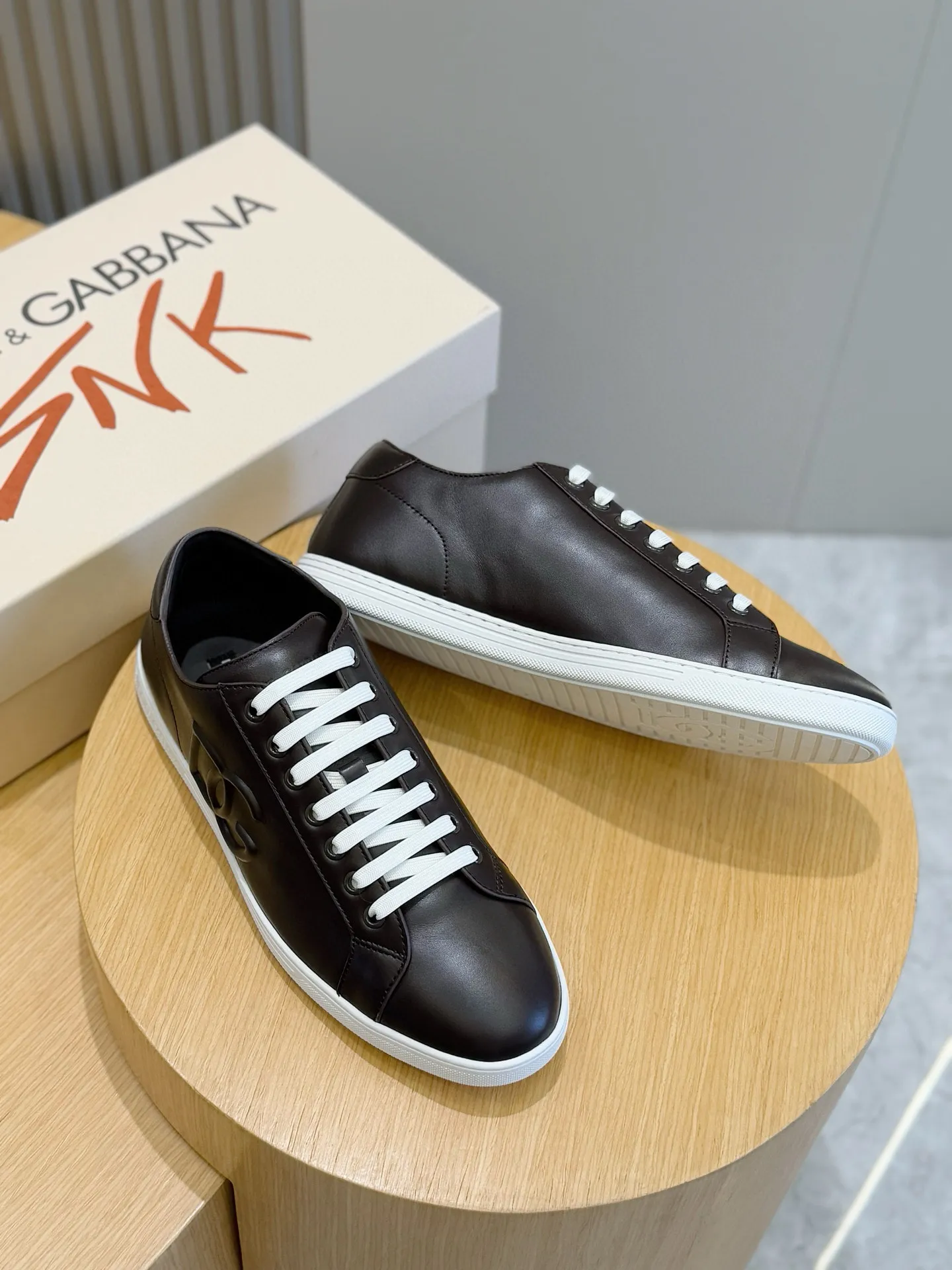 Men's Men's Shoes💰400 [New Style]🐏🐏DG men's calfskin sneakers Portofino Yacht shoes, simple and versatile design, unique saddle leather soles. The Dolce &G logo rear wing is the icing on the cake. Imported cowhide + rubber outsole Size: 39-44 (customized at 38.45)